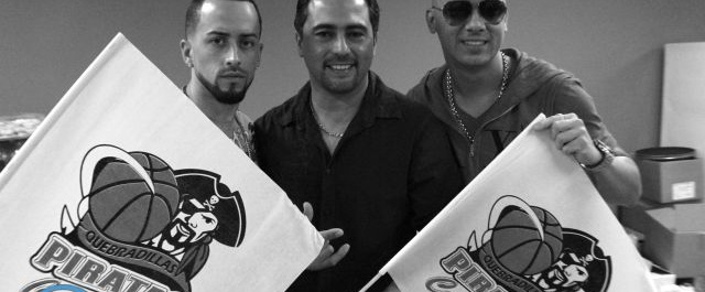 WISIN Y YANDEL PRESENTES EN UNO DE LOS JUEGOS MAS IMPORTANTES DE LA SERIE QUE ENFRENTAN LOS PIRATAS DE QUEBRADILLAS